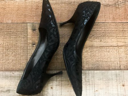 Prada Black Embroidered Pointy Toe Pumps- Size 39 (US 9) For Sale