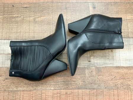 Simply Vera Vera Wang Black Faux Leather Side Cut Out Booties- Size 9 (see notes) Hot on Sale